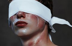 Kiki Xue blindfold